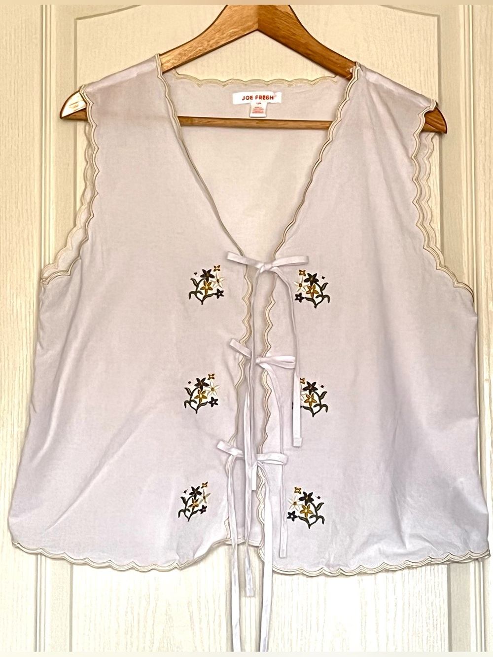 Joe Fresh White Embroidered Tie Front Vest Cottagecore Scalloped Waistcoat L/G